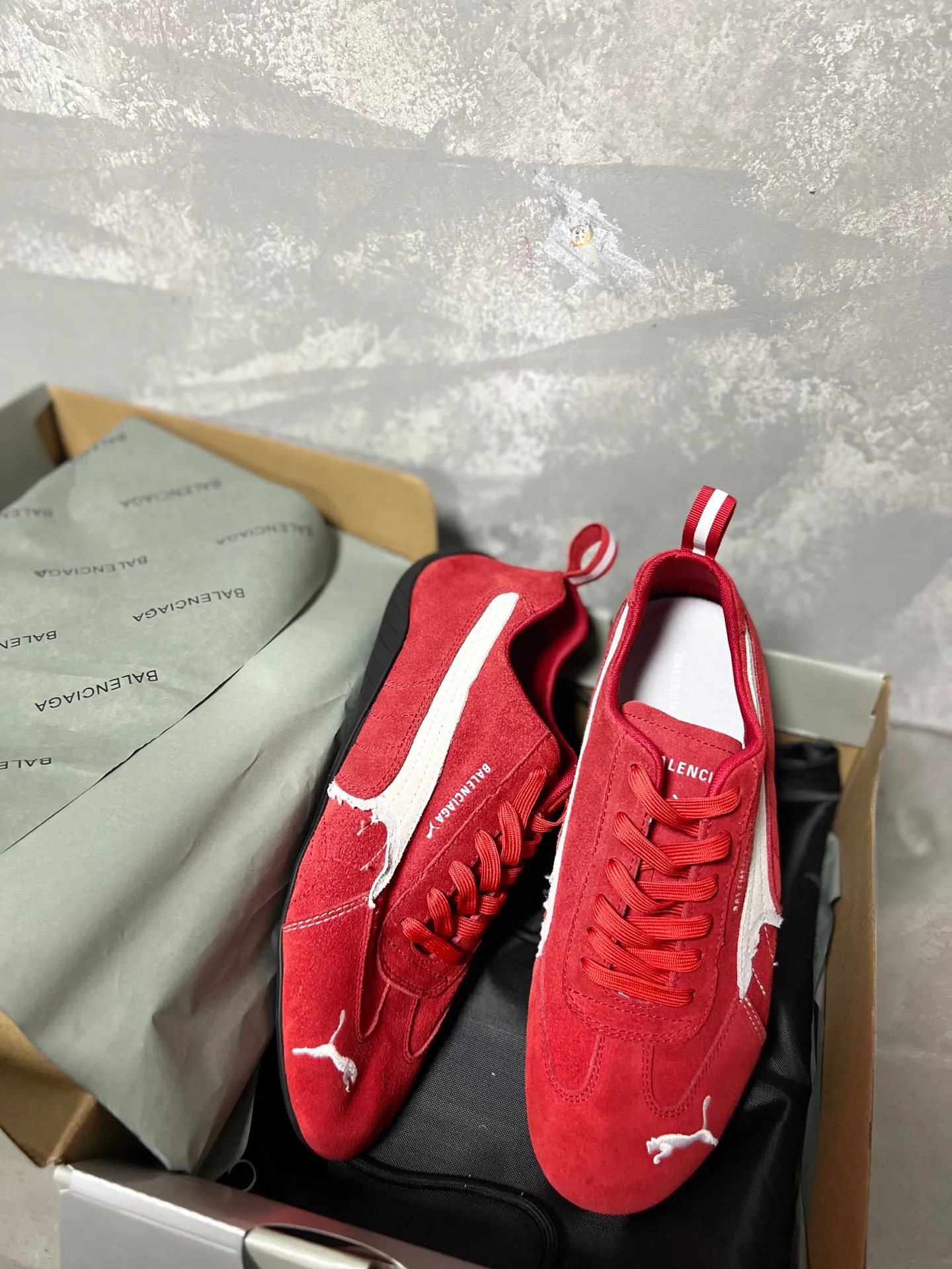 👟👟Ex-factory price 480👟👟 PUMA co-branded Balenciaga: Who knows! This pair of distressed and war-damaged Speedcats are so good-looking. The thin-soled sneakers have been upgraded to 2.0, which destroys the aesthetics of the street. More than half of the classic PUMA stripes on the side of the shoes have been "violently torn". The distressed treatment has a sense of ruined art, and it becomes the focus of the street in seconds! Hot stamping double logo + gold foil size mark on the heel, the details give a high-end feel Code number: 35-44 (45 customized)